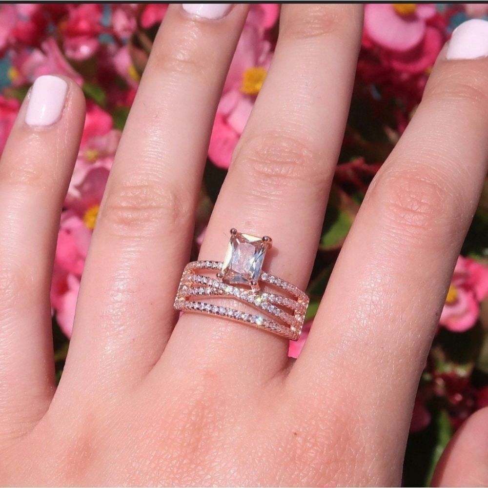 Stunning rose gold and cubic zirconia ring size 8, new without tags! Comes w/box - Picture 5 of 9